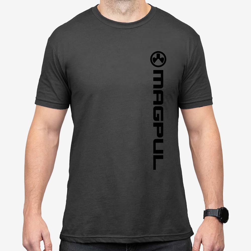 MAGPUL | VERT LOGO COTTON T-SHIRT | CHARCOAL i gruppen T-SHIRT hos Equipt AB (MAG1113-010)